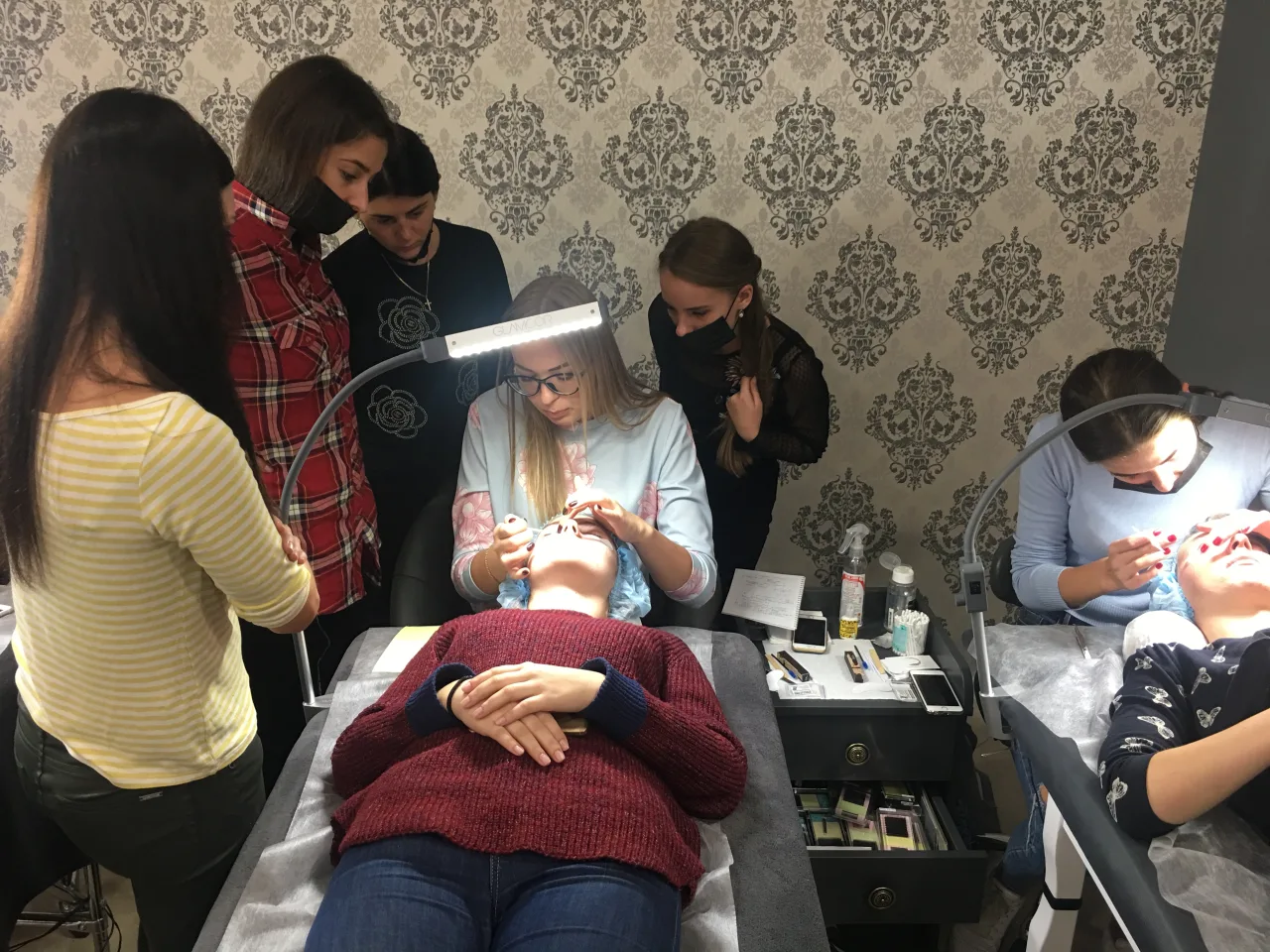 Практичне навчання майстрів у Lashes Boutique